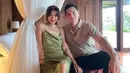 <p>Nana tampil chic dengan slip dress warna hijau yang anggun dan seksi. Dan Andrew bergaya resort dengan kemeja warna cokelat plus celana panjang hitam. [@nanamirdad_]</p>