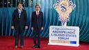Presiden Joko Widodo atau Jokowi (kanan) berfoto bersama dengan Perdana Menteri Niue Dalton Tagelagi berpose setibanya di lokasi KTT AIS Forum 2023 di Nusa Dua, Badung, Bali, Rabu (11/10/2023). (SONNY TUMBELAKA / AFP)