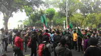 Demo HMI menolak kenaikan harga BBM bersubsidi di depan Istana (Liputan6.com/ Ahmad Romadoni)