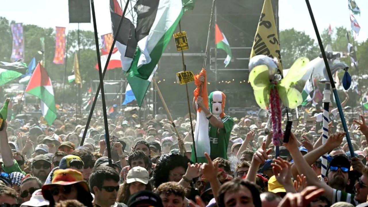 Penyanyi Ini Tuai Pujian Setelah Serukan ‘Matilah IDF’ di Festival Glastonbury Inggris