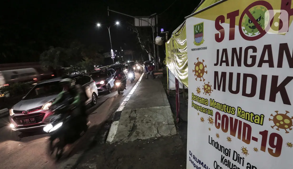 Kondisi arus lalu lintas di perbatasan Karawang-Cikarang, Bekasi, Jawa Barat, Sabtu (23/5/2020). Calon pemudik yang terjaring razia tersebut dibawa ke Terminal Pulogebang untuk kemudian diarahkan kembali menuju Jakarta. (Liputan6.com/Johan Tallo)