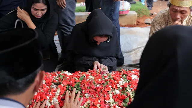 [Bintang] Pemakaman Ayah Kiki Amalia