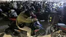 Secara akumulasi, sejak H-10 Lebaran 2025 atau pada Selasa (18/3) hingga Jumat (28/3), PT ASDP Indonesia Ferry (Persero) mencatat 438.662 pemudik telah menyeberang dari Jawa ke Sumatera via tiga pelabuhan di Banten. (Liputan6.com/Herman Zakharia)