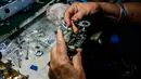 Spesialis reparasi kamera analog, Vessela Draganova sedang memperbaiki kamera di bengkel kecilnya di Sofia, Bulgaria, Selasa (24/4). Vessela Draganova telah memperbaiki kamera selama 48 tahun. (AFP PHOTO/Dimitar DILKOFF)