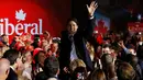 Pemimpin Partai Liberal, Justin Trudeau melambaikan tangan ke pendukungnya usai memberikan pidato kemenangannya pada pemilihan umum di Montreal, Quebec, Kanada, Senin (19/10). (REUTERS/Jim Young)