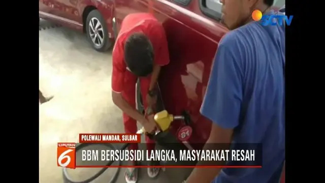 BBM bersubsidi langka di Sulawesi Barat. Sopir angkot mengeluh karena harus antre berjam-jam saat mengisi bahan bakar.