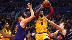 Kyle Irving yang memainkan gim keempatnya sejak kembali dari cedera mencetak poin tertinggi yaitu 22 poin saat timnya Cleveland Cavaliers mengalahkan Phoenix Suns 101-97 di Talking Stick Resort Arena in Phoenix, Arizona Senin (28/12/2015).