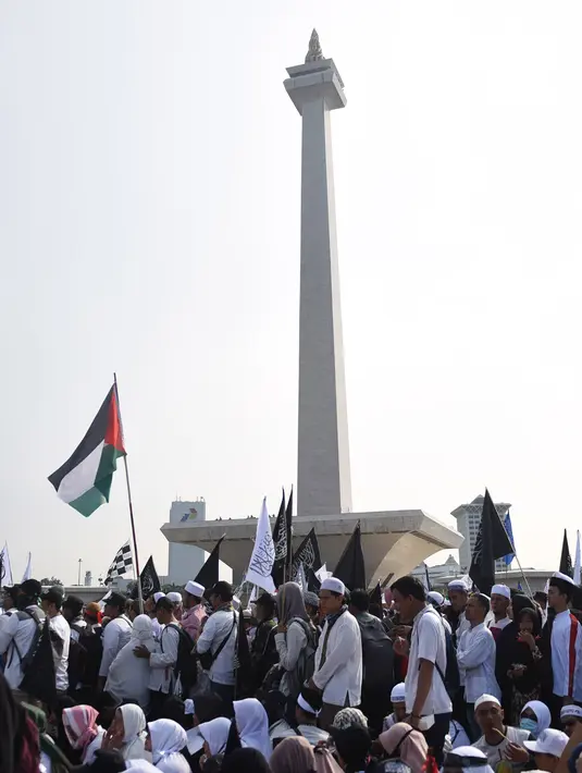 Umat muslim mengikuti aksi reuni 212 di kawasan silang Monas, Jakarta, Minggu (2/12). Aksi reuni 212 sendiri dimulai tepat pukul 03.00 WIB, dengan menggelar salat Tahajud berjemaah. (Liputan6.com/Herman Zakharia)
