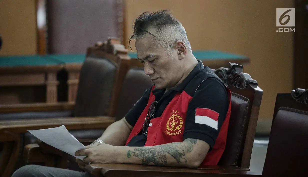 Aktor senior Tio Pakusadewo menghadiri sidang pembacaaan dakwaan kasus penyalahgunaan narkoba di PN Jakarta Selatan, Senin (30/4). Sidang digelar kembali setelah pekan lalu Tio tidak bisa menghadiri persidangan karena sakit. (Liputan6.com/Faizal Fanani)