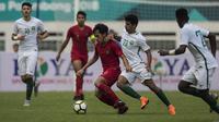 Gelandang Timnas Indonesia, Luthfi Kamal, berusaha mengamankan bola saat melawan Arab Saudi pada laga persahabatan di Stadion Wibawa Mukti, Jawa Barat, Rabu (10/10/2018). Indonesia kalah 1-2 dari Arab Saudi. (Bola.com/Vitalis Yogi Trisna)