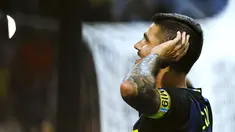 Penyerang Inter Milan, Mauro Emanuel Icardi melakukan selebrasi usai mencetak gol kegawang Juventus pada liga Italia di Stadion San Siro, Milan, (19/9). Inter Milan menang atas Juventus dengan skor 2-1. (AFP Photo/Marco Vertorello)