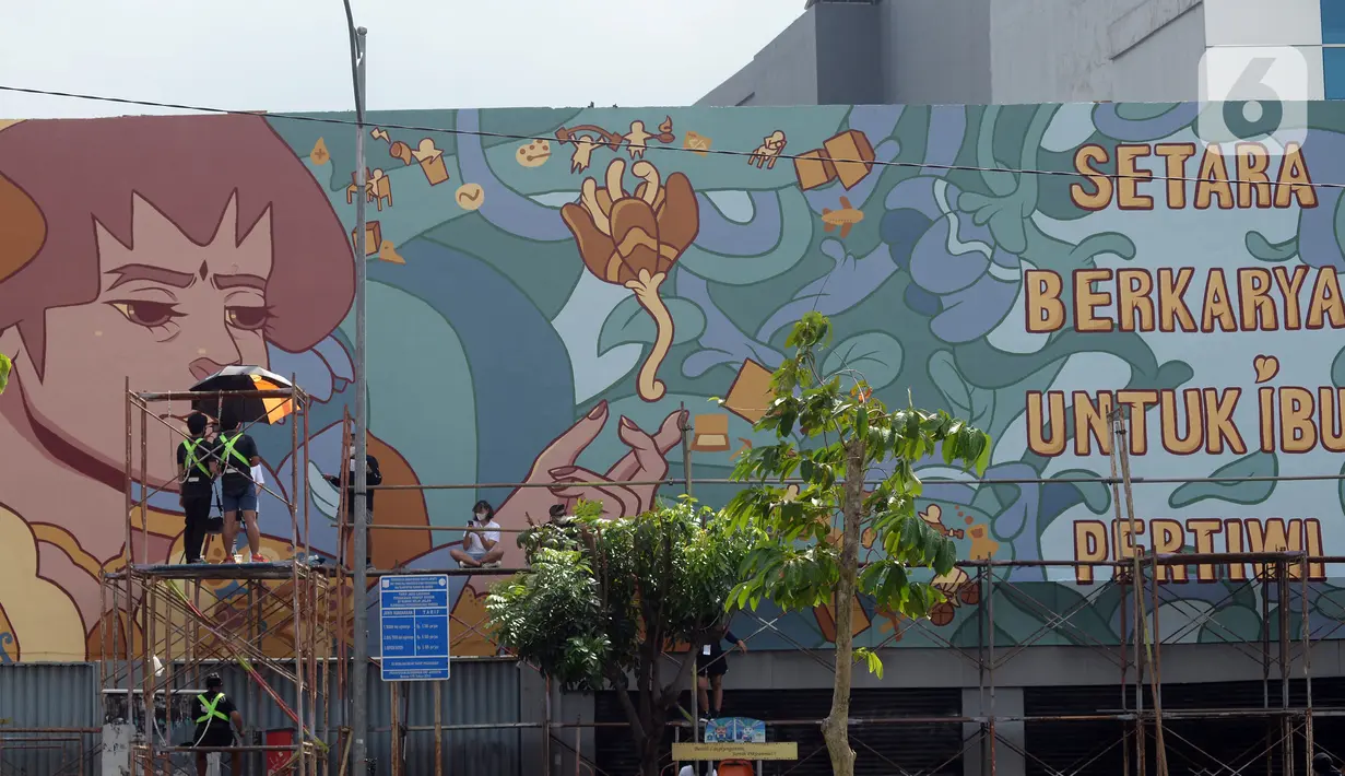 Suasana saat para muralis perempuan menyelesaikan pembuatan mural pada dinding di kawasan Juanda, Jakarta, Rabu (16/6/2021). Mural tersebut berjudul "Setara Berkarya untuk Ibu Pertiwi". (merdeka.com/Imam Buhori)