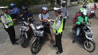 Sejumlah pengendara motor terjaring Operasi Zebra Jaya 2018 di kawasan Cinere, Depok, Selasa (30/20). Razia ini sendiri, salah satunya untuk mengincar pengendara yang tidak melengkapi surat-surat kendaraan, seperti STNK atau SIM. (Merdeka.com/Arie Basuki)