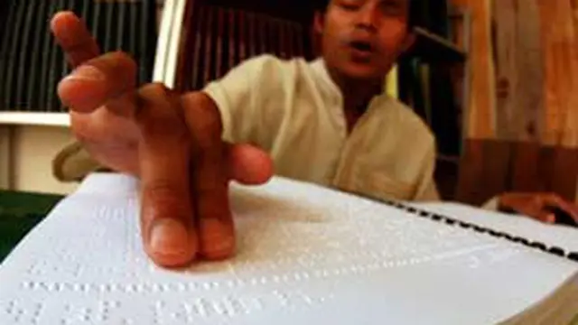 Seorang tunanetra, Sofian (22), membaca Al Quran braile di gedung pusat kegiatan komunitas Sahabat Mata, di Jatisari Indah, Mijen, Semarang, Jateng. (Antara)