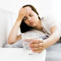 Potret perempuan yangs sedang memegang gelas air minum/copyright freepik.com/freepik