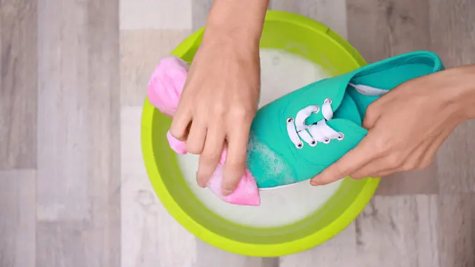 Bikin Cepat Rusak, Inilah 3 Kesalahan yang Perlu Dihindari saat Mencuci Sepatu