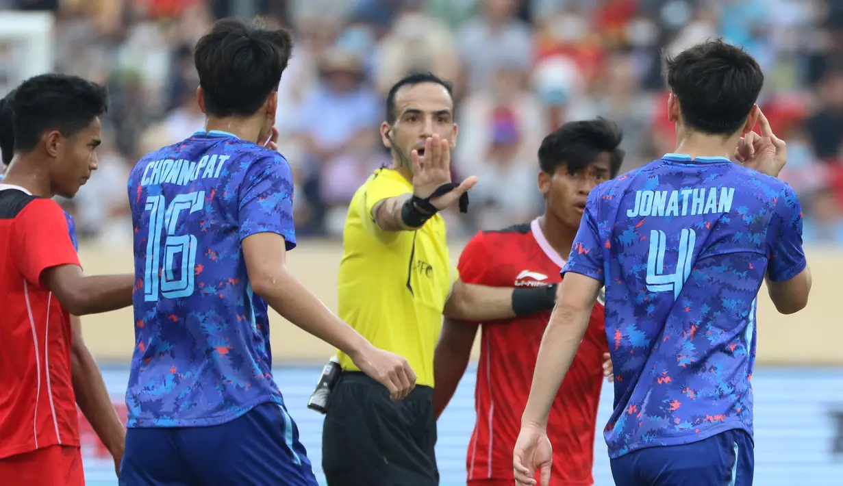 Pertama kali Jonathan terlihat emosional saat Irfan Jauhari yang tak sengaja melanggar salah satu pemain Thailand di babak pertama. Sontak pemain keturunan Denmark tersebut menghampiri Irfan sambil menunjuk matanya sendiri sebagai isyarat agar Irfan memakai matanya saat akan merebut bola. (Bola.com/Ikhwan Yanuar)