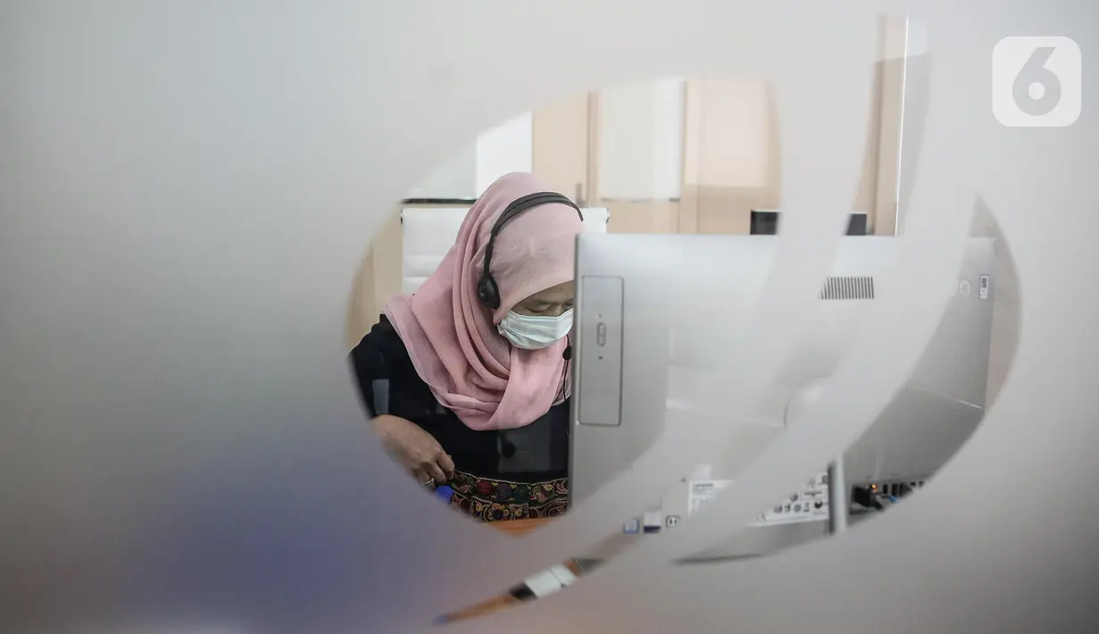 Peserta berkonsultasi dengan costumer service melalui Lapak Asik (Layanan Tanpa Kontak Fisik) di Kantor Cabang BPJamsostek Cilandak, Jumat (19/6/2020). Layanan dengan protokol kesehatan tanpa harus kontak langsung ini dalam rangka mencegah penularan COVID-19. (Liputan6.com/Faizal Fanani)