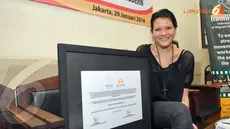 Penunjukan ambassador ini dilakukan sederhana dengan menyerahkan plakat kepada Melanie sebagai simbol resmi dimulai kerjasama Liputan6.com/Panji Diksana).