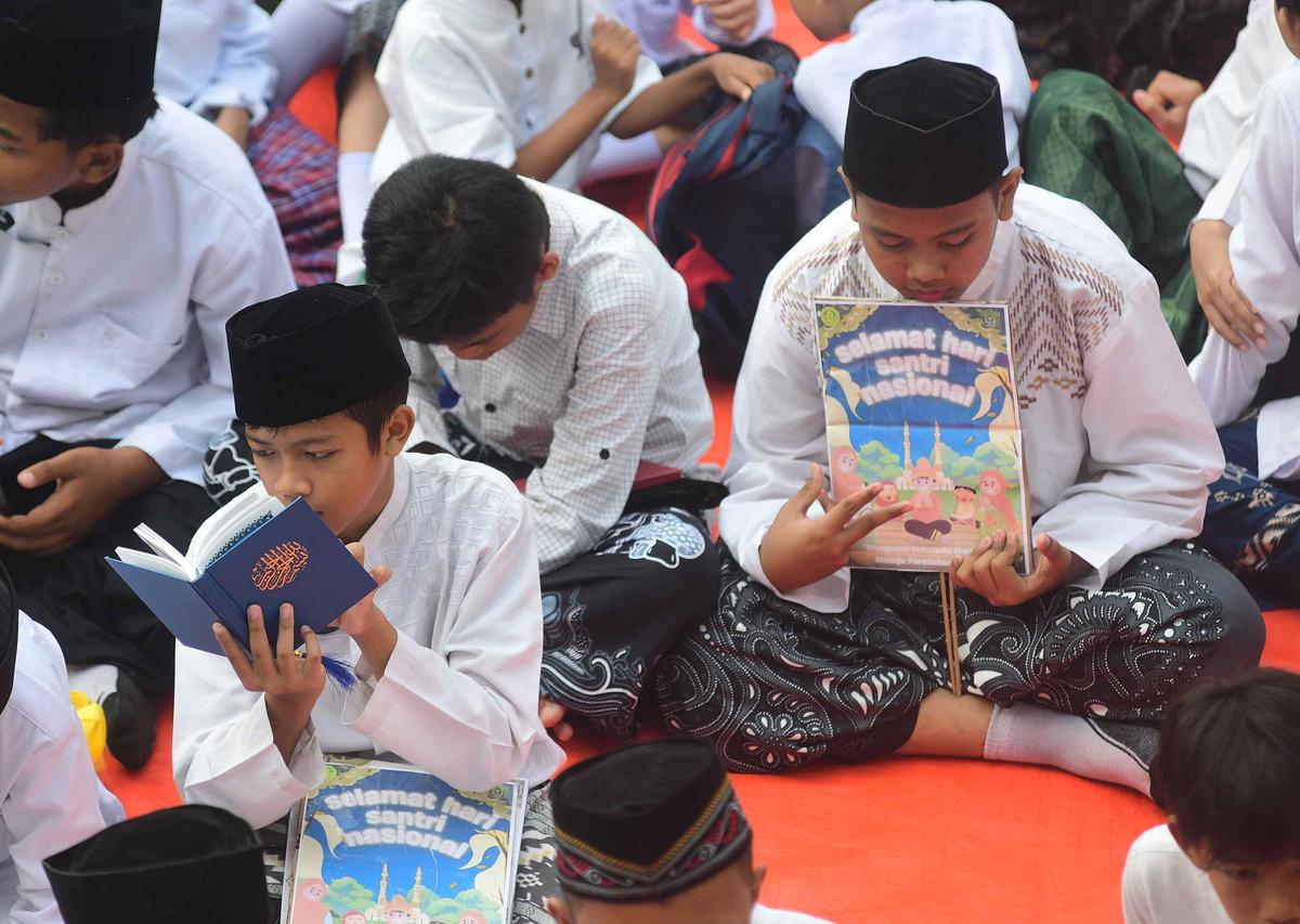 FOTO: Meriah! Siswa Merayakan Hari Santri dengan Doa dan Pawai Kebersamaan