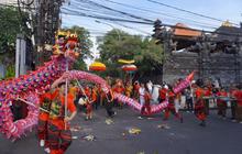 Ratusan Warga Tionghoa Kuta Gelar Ritual Tolak Bala Imlek dengan Akulturasi Budaya Bali