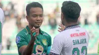 Kapten Persebaya Surabaya, Muhammad Hidayat (kiri) saat tampil melawan PSS Sleman, Minggu (3/3/2024). (Bola.com/Aditya Wany)