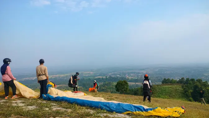 <p>Aktivitas Ressy Okta Deliyanti (24), atlet cabang olahraga (cabor) paralayang saat berlatih paralayang di Jukoh Kayu Kambing (JKK) Lahat. Di ketinggian 1.062 Mdpl, dia masih bisa mendapatkan jaringan internet IM3 dengan lancar dan bisa berkomunikasi dengan keluarga dan teman-temannya tanpa hambatan (Dok. Pribadi Ressy Okta Deliyanti / Nefri Inge)</p>