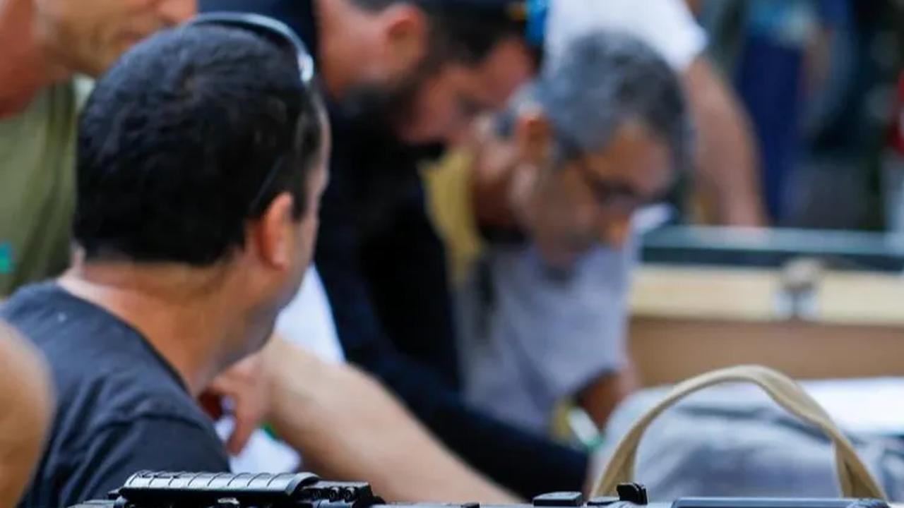 Tampak kesibukan warga Israel yang mendaftarkan diri saat akan menerima senapan serbu militer.