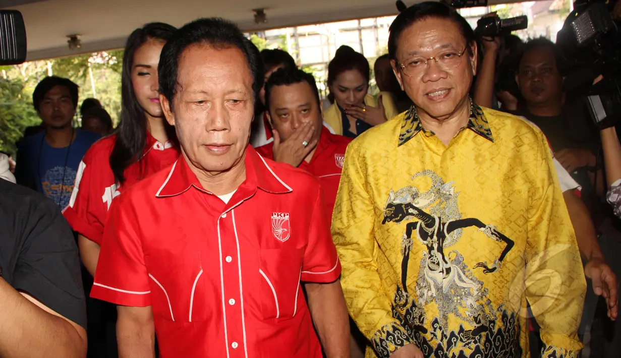 Ketum PKP Indonesia Sutiyoso mengantarkan Ketua Umum Partai Golkar Agung Laksono saat kunjungan pengurus Partai Golkar baru di kantor DPP PKPI, Jakarta, Rabu (18/3/2015). (Liputan6.com/Helmi Afandi)