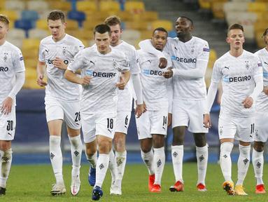 Para pemain Borussia Moenchengladbach merayakan gol yang dicetak oleh Alassane Plea ke gawang Shakhtar Donetsk pada laga Liga Champions di Stadion Olimpiyskiy, Selasa (3/11/2020). Moenchengladbach menang dengan skor 6-0. (AP/Efrem Lukatsky)
