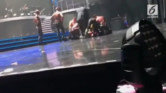 Konser penyanyi Britney Spears mendadak dihentikan karena seorang pria berusaha mendekati penyanyi tersebut di panggung. 