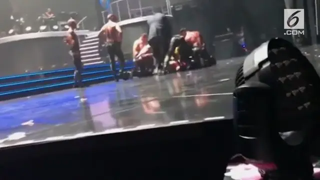 VIDEO: Seorang Pria Berusaha Mendekati Britney Spears ketika Konser