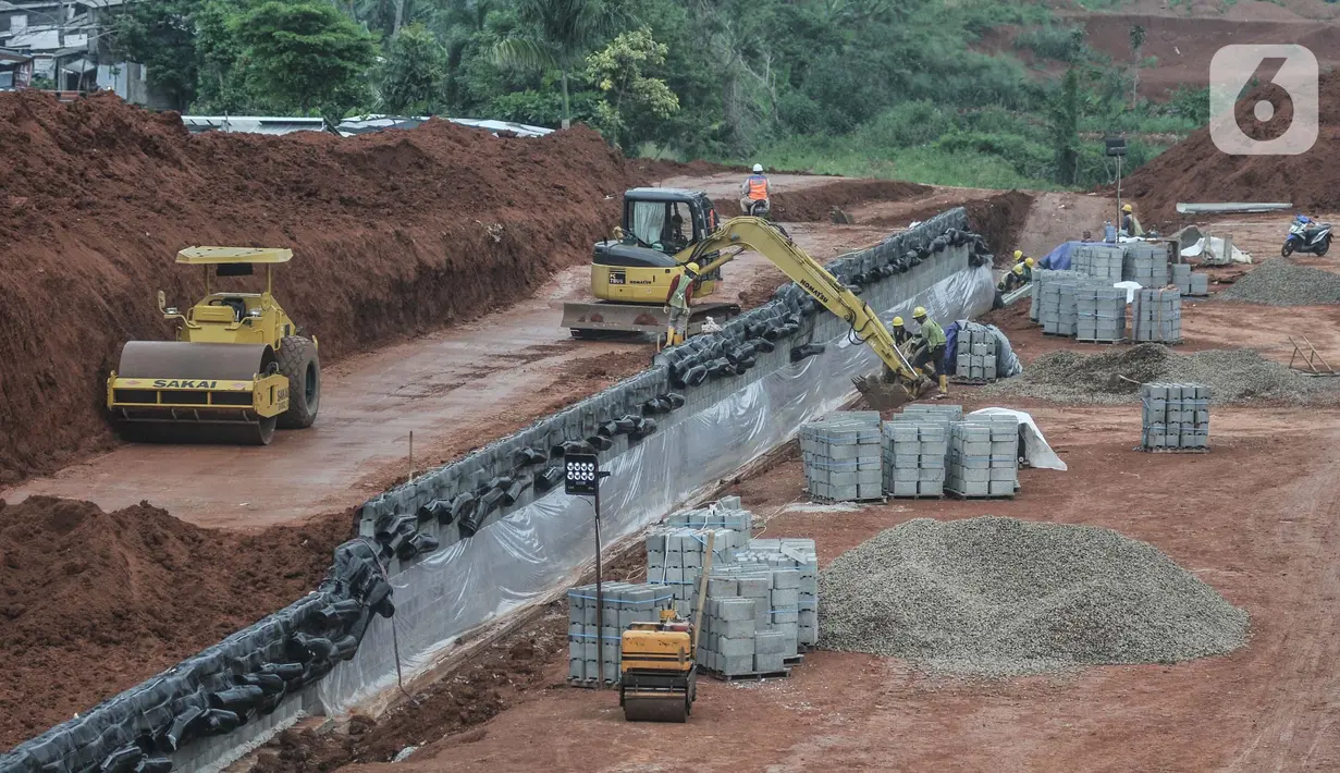 Aktivitas pekerja menyelesaikan proyek Tol Cijago seksi 3 ruas Limo-Kukusan, Tanah Baru, Depok, Jawa Barat, Minggu (3/10/2021). Dirut PT Translingkar Kita Jaya Hilman Muchsin mengungkapkan proyek Tol Cijago seksi 3 ruas Cinere-Limo ditargetkan beroperasi Februari 2022. (merdeka.com/Iqbal S. Nugroho)