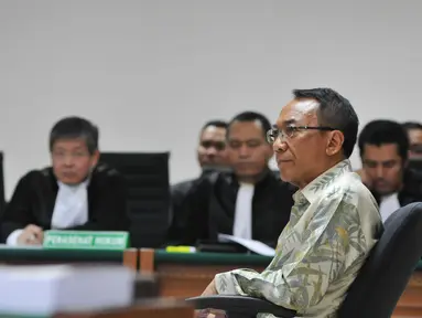 Mantan Menteri ESDM Jero Wacik menjalani sidang perdana dengan agenda pembacaan dakwaan di Pengadilan Tipikor, Jakarta, Selasa (22/9/2015). Jero didakwa menyelewengkan DOM saat menjabat Menteri Kebudayaan dan Pariwisata. (Liputan6.com/Andrian M Tunay)