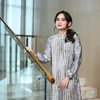 Tissa Biani tampak menawan dibalut Myundara Dress yang menampilkan detail plisket. Membuat penampilannya menjadi anggun. [@geulis.id]