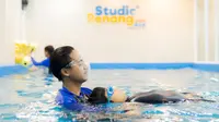 Instruktur melatih anak berenang agar supaya mandiri dan meningkatkan kepercayaan diri, di Studio Renang, Jakarta. (Liputan6.com)