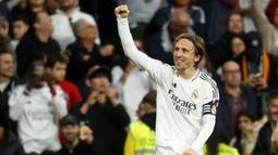 Setelah 13 tahun membela Real Madrid, Luka Modric—gelandang asal Kroasia—resmi akan mengakhiri kariernya di klub ibu kota Spanyol tersebut. Tampak dalam foto, gelandang Real Madrid asal Kroasia, Luka Modric saat merayakan gol pembuka saat pertandingan sepak bola Liga Spanyol melawan Girona FC di Stadion Santiago Bernabeu, Madrid pada 23 Februari 2025. (Pierre-Philippe MARCOU/AFP)