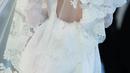 Nicola Peltz tampil cantik dengan gaun panjang berwarna putih dengan aksen tali di bagian belakang. Menurut stylist Nicola, penampilannya semakin spektakuler dengan ornamen renda Prancis sebagai veil. (Vogue.com/Corbin Gurkin)