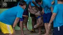 Sejumlah pelatih Clear Sky membantu dalam perawatan hidroterapi di taman wisata Nong Nooch Tropical Garden di Pattaya, Thailand (1/5). Tujuannya adalah untuk memperkuat otot-otot kaki depannya yang terkena jerat. (AFP/Roberto Schmidt)