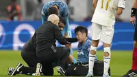 Pemain asal Korea Selatan itu pun harus meninggalkan lapangan lebih cepat karena cedera yang ada di tulang wajah dekat mata kirinya itu. (AP/Daniel Cole)