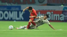 Persija Jakarta gagal memaksimalkan laga kandang saat menghadapi Bali United pada laga pekan ke-13 BRI Liga 1 2023/2024 di Stadion Patriot Candrabhaga, Minggu (24/9/2023) malam WIB. Andritany Ardhiyasa dkk harus puas bermain imbang 1-1 meski punya keunggulan jumlah pemain sejak menit ke-63 saat bek Bali United, Haudi Abdillah diusir wasit akibat akumulasi dua kartu kuning. Bali United unggul terlebih dahulu pada menit ke-12 lewat gol Rahmat Arjuna. Persija baru dapat menyamakan skor 1-1 pada menit ke-74 melalui aksi Ondrej Kudela. (Bola.com/M Iqbal Ichsan)