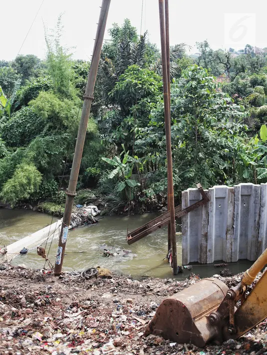 Suasana proyek tiang pancang turap aliran anak kali ciliwung yang terbengkalai di Jalan Gudang Air, Jakarta, Selasa (12/2).Pengerjaan yang tak kunjung selesai menyebabkan jalan hadidji dan sekitar kerap banjir jika hujan deras.(Liputan6.com/Faizal Fanani)