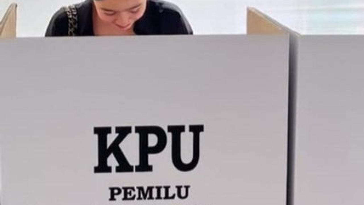 Potret Febby Rastanty Tampil Simple saat Nyoblos Pemilu 2024, Cantik saat Pamer Tinta Ungu di Jari Kelingking
