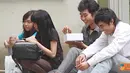 Citizen6, Yogyakarta: Para Mahasiswa UGM Yogyakarta, sedang berdiskusi tentang workshop Citizen6, sambil makan siang. (Pengirim: Ady Permadi)