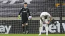 Kiper Leeds United, Illan Meslier (kiri) tampak kecewa usai membuat gol bunuh diri melawan Wolverhampton Wanderers dalam laga Lanjutan Liga Inggris 2020/21 pekan ke-25 di Molineux Stadium, Jumat (19/2/2021). Leeds kalah 0-1 dari Wolverhampton. (AP/Catherine Ivill/Pool)