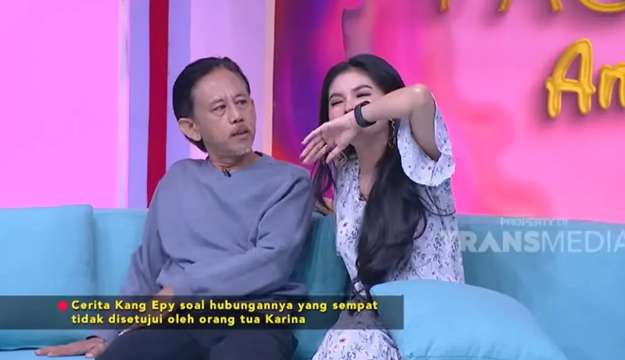 "Dilema ya, antara perkataan ibu yang melahirkan aku atau harus memilih dia gitu. Cuman waktu itu di parkiran langsung teriak sambil nelpon. 'Ya Allah, kalau misalnya memang ini jodoh saya, saya nggak apa-apa kalau ibu saya harus seperti itu. Saya ngerasa dia orang baik." kata Karina. Setahun setelah menikah, ibu Karina jadi dekat ke Kang Epy. [Youtube/TRANS TV Official]