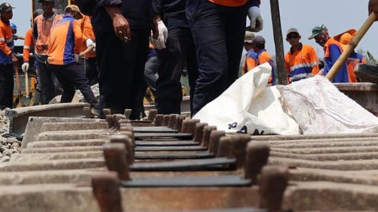 "Semester 1 tahun 2024 ini selesai untuk di lokasi kemarin, sehingga double track semua di Bandung sudah beres pada semester 1 tahun 2024,"&nbsp;