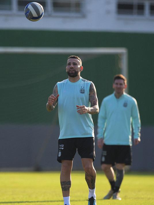 Bek Argentina, Nicolas Otamendi mengontrol bola saat sesi latihan jelang pertandingan final Copa America melawan Brasil di Rio de Janeiro, Brasil, Jumat (9/10/2021).  Argentina dan Brasil akan bertanding untuk memperebutkan gelar juara Copa America 2021 di stadion Maracana. (AFP Photo/Carl De Souza)