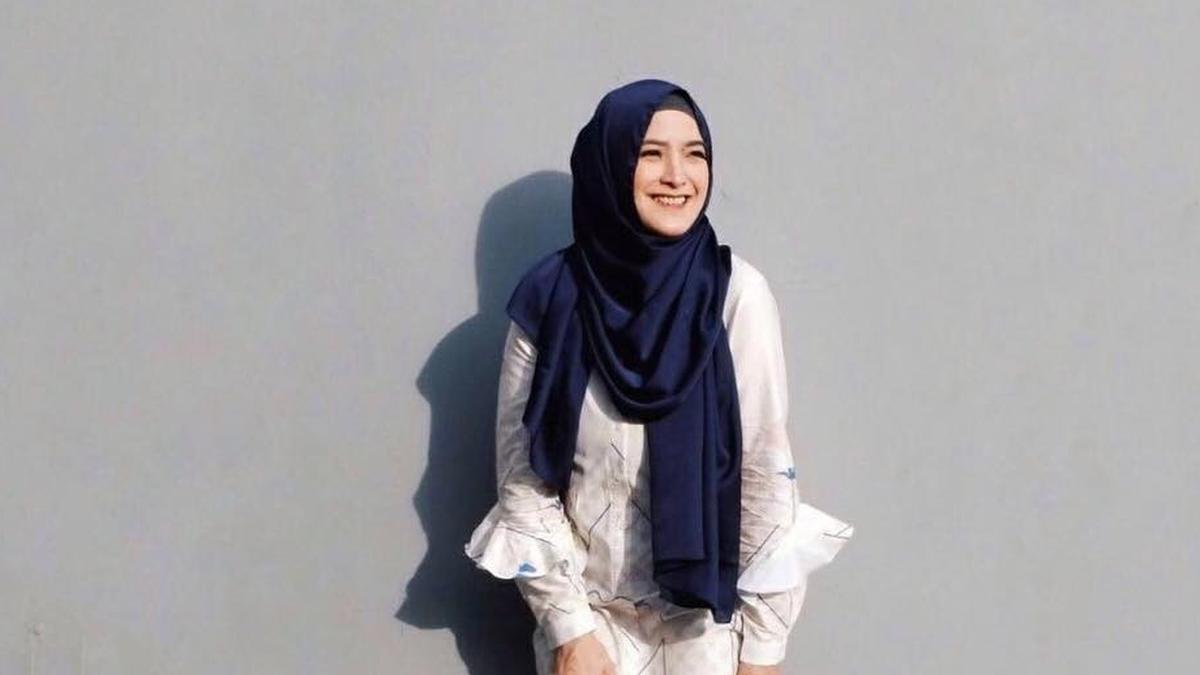 7 Rekomendasi Baju Kantor Berjilbab Blus Lengan Panjang