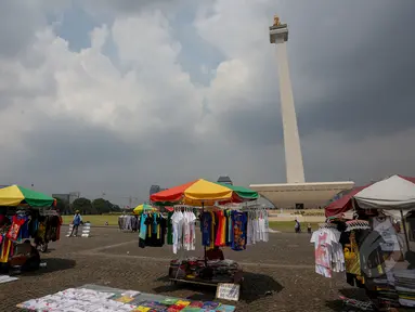 Suasana kawasan Monas saat libur Kenaikan Isa Almasih, Jakarta, Rabu (14/5/2015). Tampak sejumlah pedagang kaki lima menjajakan barang dagangannya di kawasan Monas. (Liputan6.com/Faizal Fanani)